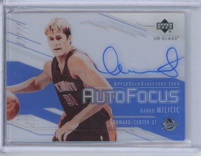 Autógrafo Darko Milicic 2003 Upper Deck Glass enfoque automático Foto 1 de 2