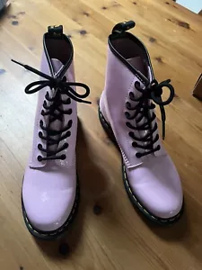 Botas de combate Doc Martens 1460 W rosa claro charol con cordones para mujer talla 9” - Imagen 1 de 4