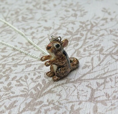 Bambino Chipmunk Porcellana Ciondolo Collana Argento Fortuna Spirituale Animal - Immagine 1 di 2