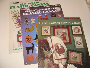 3 folletos de lona de plástico de Navidad Here Comes Santa Claus imanes de vacaciones letreros de puertas - Imagen 1 de 1