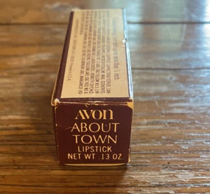 Smoked Cranberry Avon About Town Vintage 70s Lipstick NIB Full Size 0,13oz - Bild 1 von 5