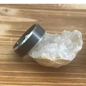 Anillo Banda Tungsteno Negro - Bordes Plateados y Anillo Acabado Cepillado - 8mm Ancho - Nuevo - Talla 7 - Imagen 1 de 12