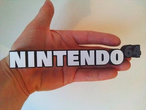 Nintendo 64 Logo Display Ständer - 3D gedruckt - 18cm breit - Retro Gaming Schild - Bild 1 von 4