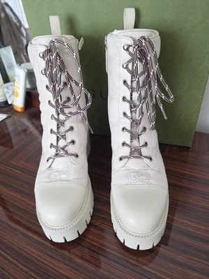 Gucci - Botines Cordobeses de Cuero Blanco Leche $1,490.  Foto 1 de 4