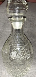 Vintage gepresstes Glas geschnitten Kristall Dekanter Flasche mit einer Krone und Trauben - Bild 1 von 6