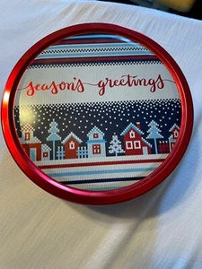 Lata redonda de galletas navideñas de metal rojo "Saludos de temporada" impresión multicolor de 7,5" - Imagen 1 de 7