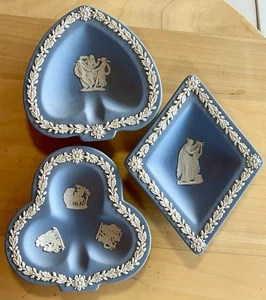 3 x Wedgewood White On Blue Jasperware Plates Grecian Card Suite Vintage - Picture 1 of 7