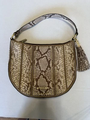 Cartera de hombro estilo hobo blanco tostado Michael Kors con patrón de piel de serpiente sintética. Foto 1 de 4