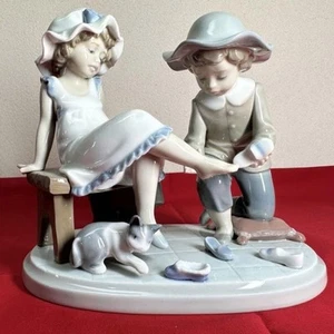Lladro TRY THIS ONE Calzolaio Ragazzo Ragazza Elegante Grazioso Formale Lusso Spagna JP - Foto 1 di 12