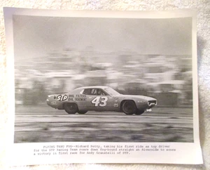 Vintage~Black & White Press Photo~Richard Petty STP Racing Team~Car #43~1970's - Picture 1 of 8