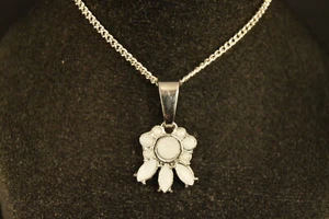 White FLOWER CHARM NECKLACE  Fashion Jewelry  BRAND NEW!  floral  USA SELLER!!! - Picture 1 of 3