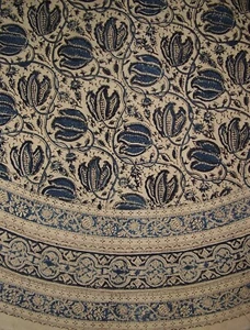 Mantel redondo de algodón con estampado de bloques de tinte vegetal 72" azul - Imagen 1 de 2