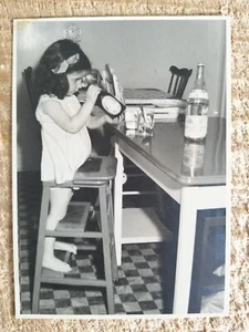 COURIOUS GIRL.VTG 6.8" x 4.8" PHOTO*SP4 - Picture 1 of 3