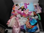 LOT DE ROBES, VESTES, TENUE DE SIRÈNE, MAILLOTS DE BAIN VÊTEMENTS BARBIE