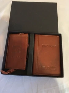 Set porta passaporto e targhetta bagaglio Texas PAS scritta Leeman in pelle marrone nuovo con scatola - Foto 1 di 4