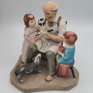 Statuina porcellana Norman Rockwell Collector's Club 1980 The Toymaker - Foto 1 di 16