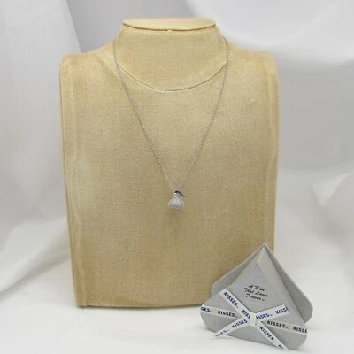 Collar de plata de ley Hershey's 3-D circonita cúbica mediano con dije de beso Foto 1 de 4
