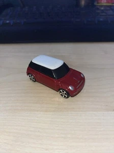 Gebrauchtes Maisto Mini Cooper S Diecast Sammlerstück 1:64 rot und weiß - Bild 1 von 4