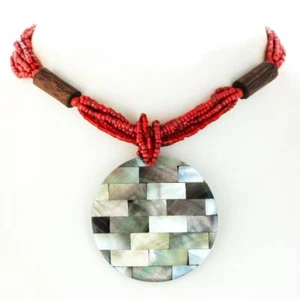 Collar de cuentas rojas mosaico con concha de madreperla - Imagen 1 de 3