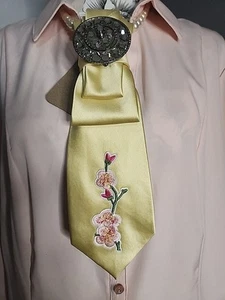 Colgante de corbata adornada artesanal "flor de cerezo" amarillo con flor rosa - Imagen 1 de 6
