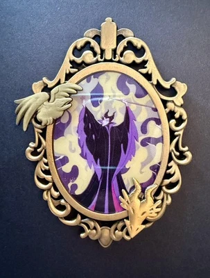 Prendedor misterioso villano GoPinPro Disney LE 300 Maléfica  Foto 1 de 2