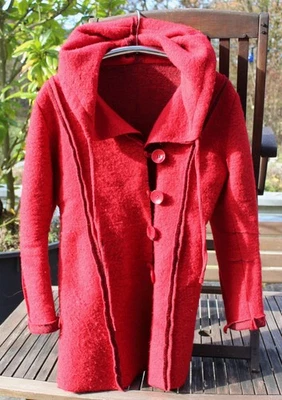 Hingucker: roter Woll-Filz-Mantel Größe 40 - kuschelig warm  drinnen und draußen - Bild 1 von 3