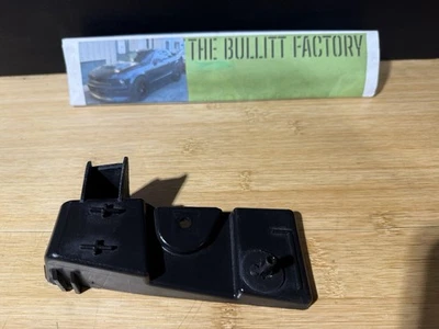 Suporte de para-choque traseiro Ford Mustang 2005-2009, esquerdo LH, 5R33-17F767-AB - Imagem 1 de 2