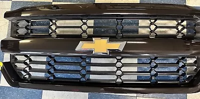 Parrilla Chevrolet Silverado 1500 2018-2019 OEM84194933 Havana logotipo de pajarita metálica Foto 1 de 4