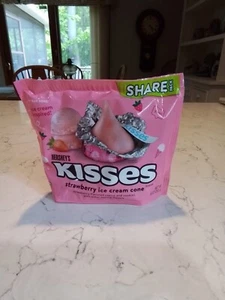 🔵 New Exclusive Hershey Kisses Strawberry Ice Cream Cookies Creme Cone 9oz - Picture 1 of 1