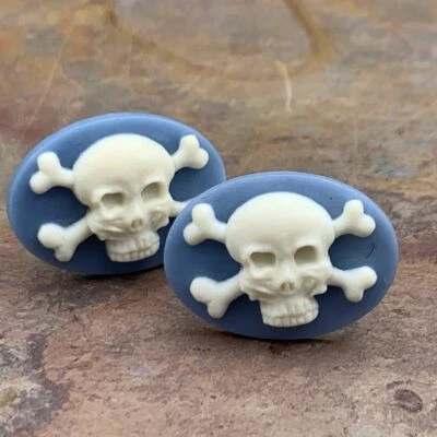 Gemelos camafeo grandes modernos crema calavera n huesos fondo azul Foto 1 de 4