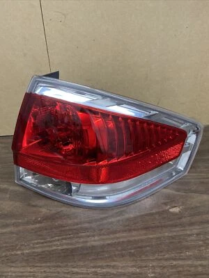Luz trasera derecha Ford Focus 2008,2009,2010,2011 sedán pasajero OEM Foto 1 de 4