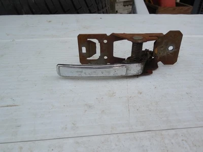 1981 1983 1985 TORONADO RIGHT DOOR HANDLE OEM USED OLDSMOBILE 1980 1982 1984 - Image 1 of 4