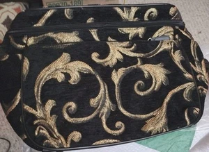 Estuche de tren Golden Scrolls negro con bordado dorado - Imagen 1 de 22