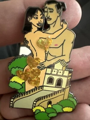 Pin de fantasía Mulan Mulan y el capitán Shang abrazando frente a la Gran Muralla LE 100 Foto 1 de 4