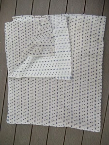 Tela polar beige 62x70" con azul marino "V"s - Imagen 1 de 2