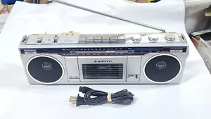 VINTAGE SANYO STEREO REGISTRATORE A CASSETTE RADIO BOOMBOX MODELLO M7000 SILVER FACE L2 - Foto 1 di 9