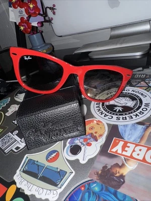Gafas de sol plegables Ray-Ban Wayfarer clásicas rojas con estuche negro Foto 1 de 4