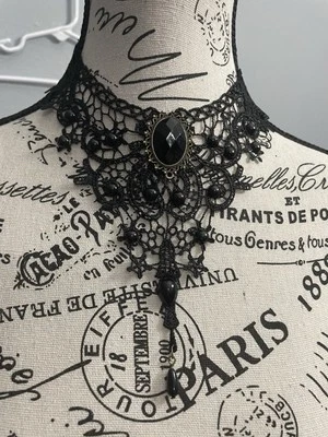 Collar de encaje negro con joyas negras con cierre de broche Foto 1 de 4