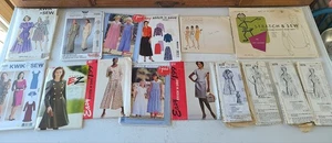 Lote de 15 patrones de costura cuotas y extremos tamaños de estilo surtidos usados - Imagen 1 de 4