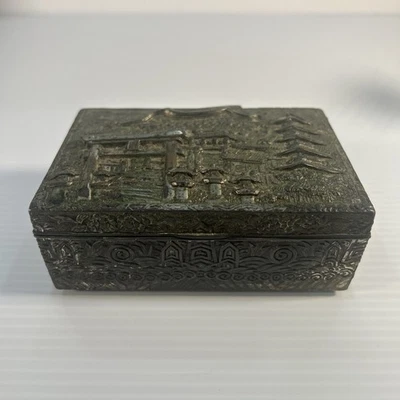 Antigua caja de cigarrillos japonesa de cobre plateado con escena de pagoda Foto 1 de 4