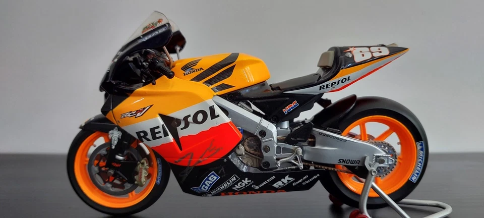 SIGNED NICKY HAYDEN MINICHAMPS HONDA RC211V 2005 MOTO GP Repsol honda team - Image 1 of 4