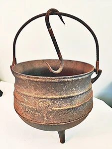 Antique Cast Iron 3 legs Bean Witches Pot Kettle Cauldron W/Wrought Hearth hook - Bild 1 von 9