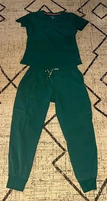 Conjunto de esfoliante verde Med Couture Racer Back Hunter tamanho pequeno top e calça média - Imagem 1 de 4