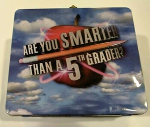 Are You Smarter Than a 5th Grader Game - Tarjetas/CD en caja de almuerzo - COMPLETO - Imagen 1 de 4