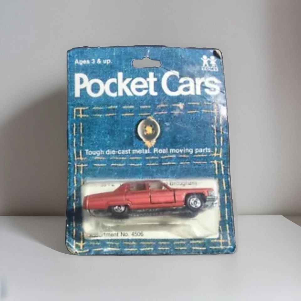 Tomy Pocket Cars To mica Cadillac Fleetwood Brougham color vino/rosa en tarjeta. Foto 1 de 2