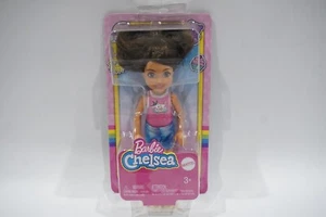 Barbie Chelsea Puppe 6 Zoll brünettes kaukasisches Shirt mit Hundemuster NEU e10 - Bild 1 von 11
