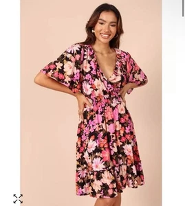 Petal & Pup | NEU Lyris Minikleid mit V-Ausschnitt und Blumenmuster in Rosa und Schwarz Größe M - Bild 1 von 2