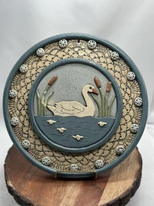 Vintage Keramik Schwan Schilf Wanduntersetzer Spitze Details Kunst Handarbeit signiert Landhaus - Bild 1 von 7