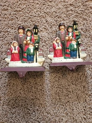 2 Vintage Midwest? Perchas porta medias de hierro fundido para cantar villancicos de Navidad Foto 1 de 2