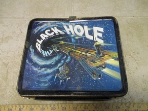 Lunchbox metallo film fantascienza Walt Disney Il buco nero 1979 completo con thermos - Foto 1 di 12